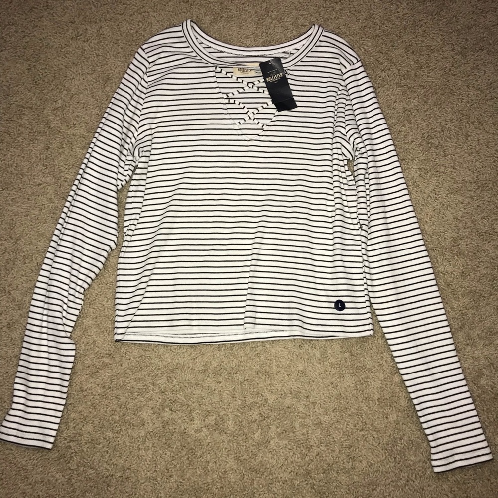 • Hollister W&B striped long sleeve tee 🖤 •